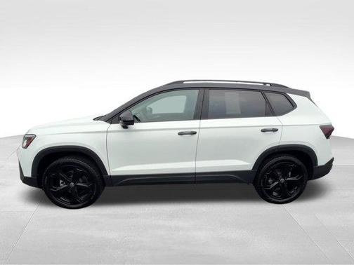 Pure White W/Black Roof 2025 Volkswagen Taos 1.5T SE Black