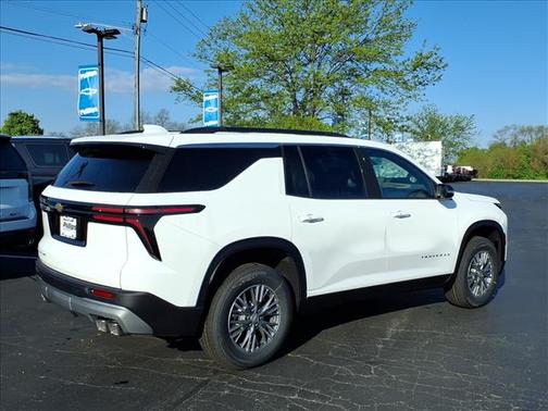 Summit White 2026 Chevrolet Traverse LT