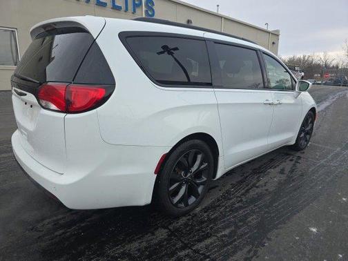 2018 Chrysler Pacifica Touring-L