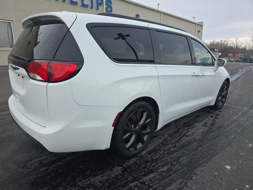 2018 Chrysler Pacifica Touring-L
