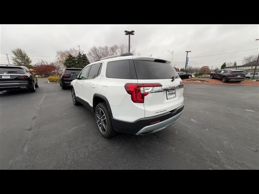 2023 GMC Acadia SLT