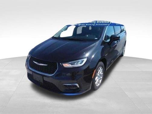 Brilliant Black Crystal Pearlcoat 2023 Chrysler Pacifica Touring-L