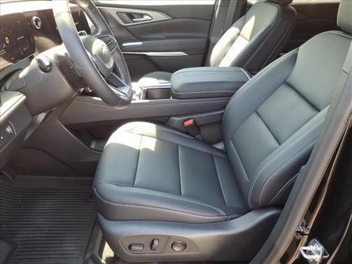 Mosaic Black Metallic 2026 Chevrolet Traverse LT
