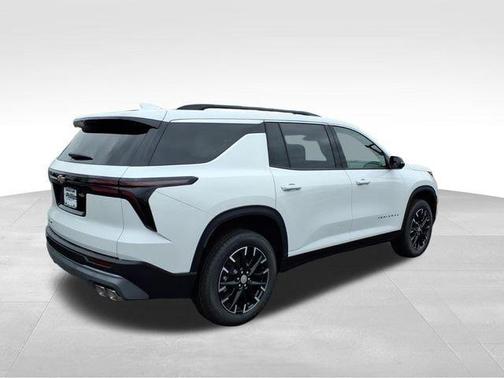 Mosaic Black Metallic 2026 Chevrolet Traverse LT