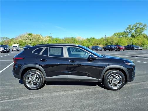 Mosaic Black Metallic 2026 Chevrolet Trax LT