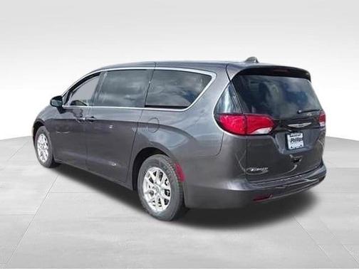 Granite Crystal Clearcoat Metallic 2022 Chrysler Voyager LX