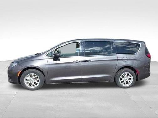 Granite Crystal Clearcoat Metallic 2022 Chrysler Voyager LX