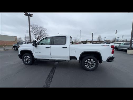 Summit White 2024 Chevrolet Silverado 2500 Custom