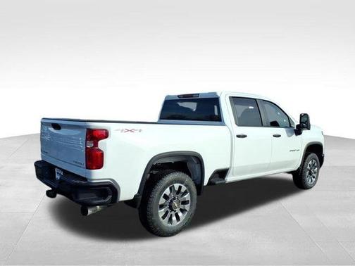 Summit White 2026 Chevrolet Silverado 2500 Custom