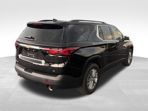 Mosaic Black Metallic 2023 Chevrolet Traverse LT Cloth