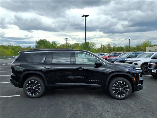 Mosaic Black Metallic 2026 Chevrolet Traverse LT