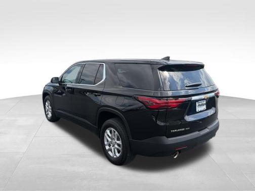 Mosaic Black Metallic 2022 Chevrolet Traverse LS