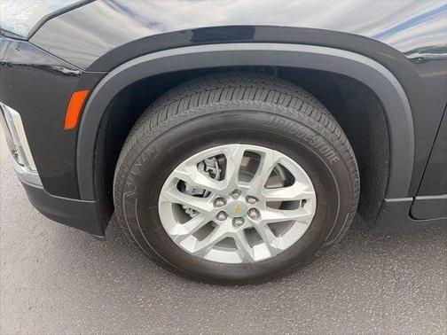 Mosaic Black Metallic 2022 Chevrolet Traverse LS
