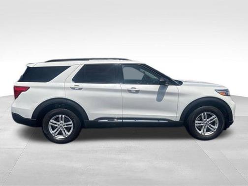 Star White 2023 Ford Explorer XLT