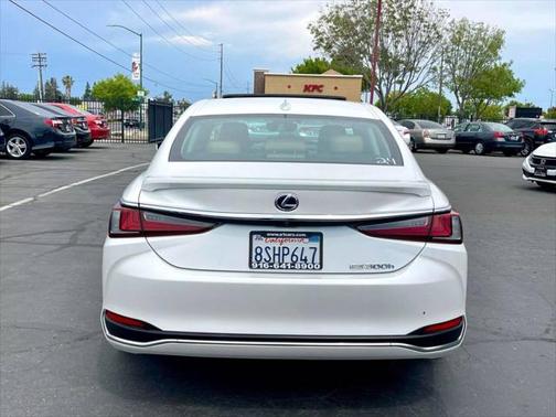 2020 Lexus ES 300h Ultra Luxury