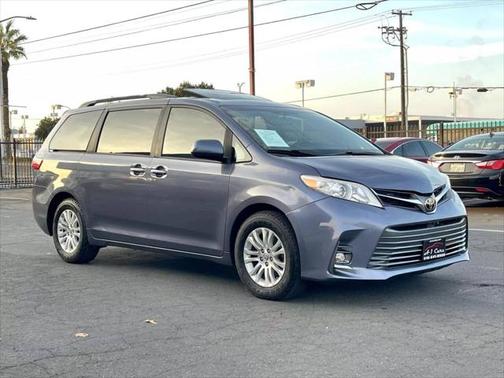 2017 Toyota Sienna XLE