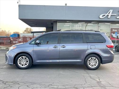 2017 Toyota Sienna XLE