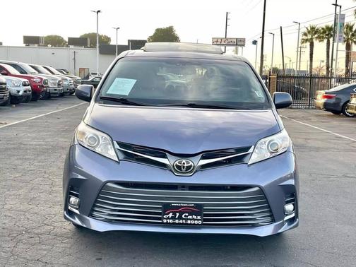 2017 Toyota Sienna XLE