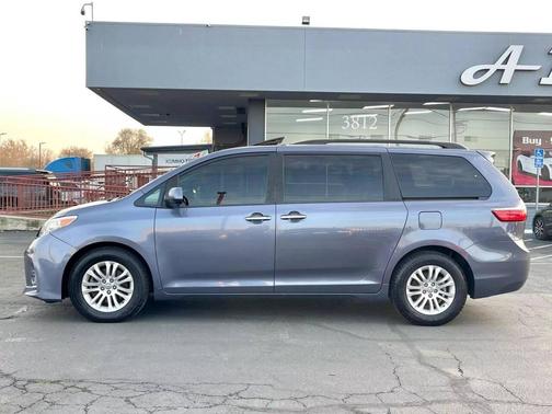 2017 Toyota Sienna XLE