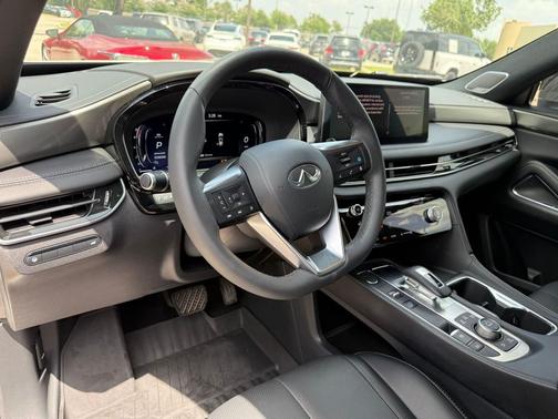 Majestic White 2025 INFINITI QX60 Luxe