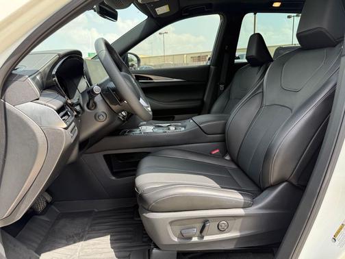 Majestic White 2025 INFINITI QX60 Luxe