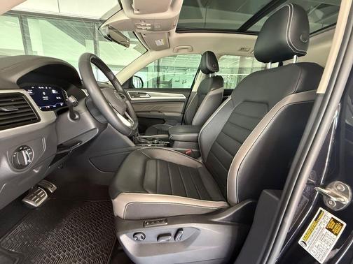 Deep Black Pearl 2022 Volkswagen Atlas 3.6L SEL Premium