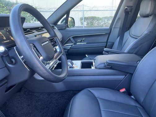 2025 Land Rover Range Rover P530 SE