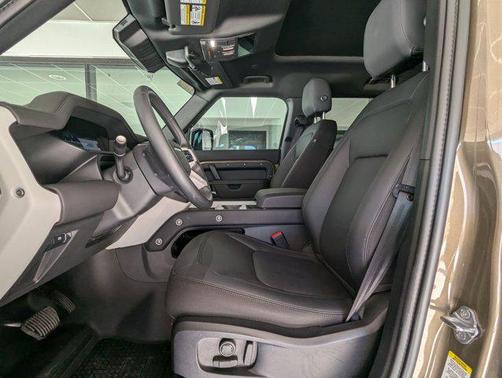 2025 Land Rover Defender 110 P300