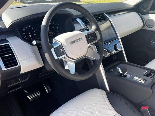 2025 Land Rover Discovery P360 Metropolitan Edition