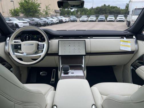 2025 Land Rover Range Rover P400 SE