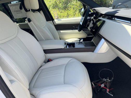 2025 Land Rover Range Rover P550e SE