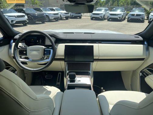 2025 Land Rover Range Rover P550e SE