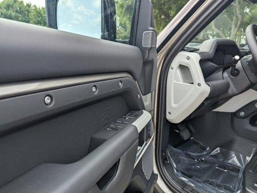 2024 Land Rover Defender 110 P500 SE