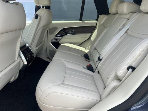 2025 Land Rover Range Rover P530 SE