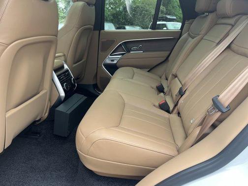2025 Land Rover Range Rover P530 SE