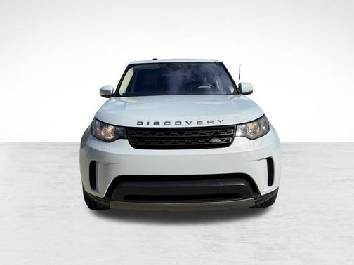 White 2018 Land Rover Discovery SE