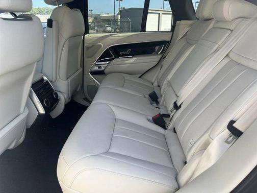 2025 Land Rover Range Rover P550e SE