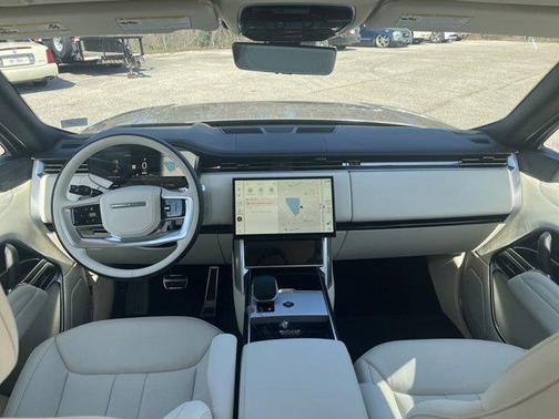 2025 Land Rover Range Rover P550e SE