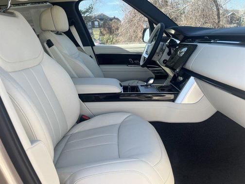 2025 Land Rover Range Rover P550e SE