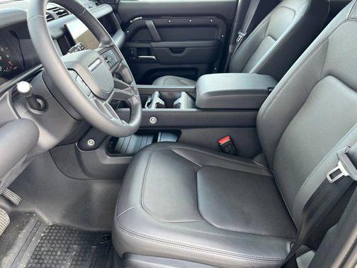2025 Land Rover Defender 130 P400 Outbound