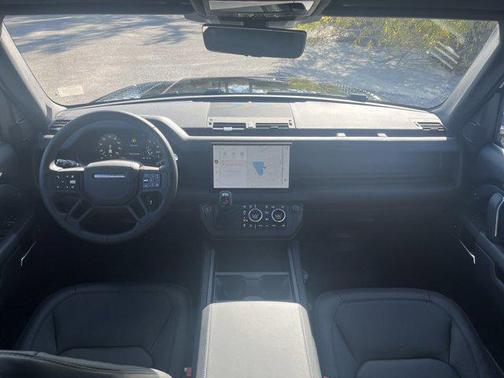 2025 Land Rover Defender 130 P400 Outbound