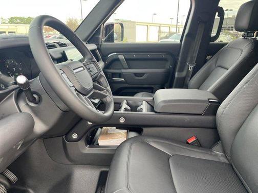 2025 Land Rover Defender 130 P400 Outbound