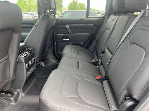2025 Land Rover Defender 110 P400 S