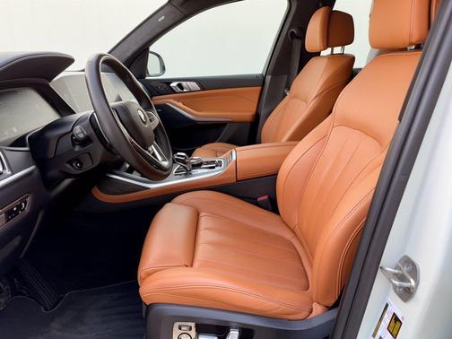 Mineral White Metallic 2022 BMW X7 xDrive40i