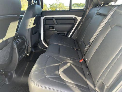 2025 Land Rover Defender 110 P400 X-Dynamic SE