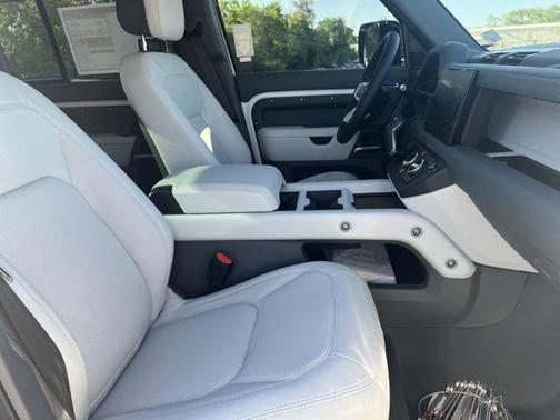 2025 Land Rover Defender 130 P400 X-Dynamic SE