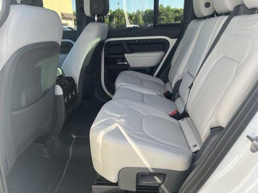 2025 Land Rover Defender 130 P400 X-Dynamic SE