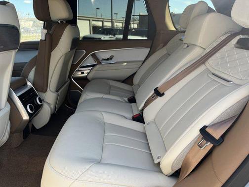 2025 Land Rover Range Rover P615 SV