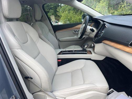 2022 Volvo XC90 T6 Momentum