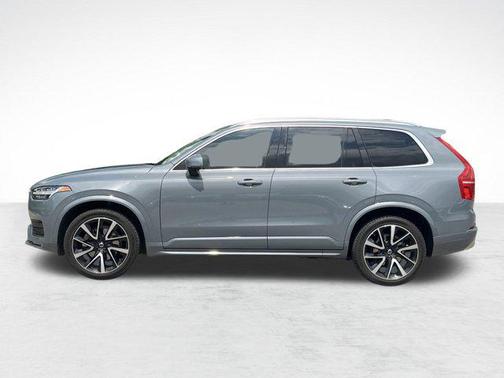 2022 Volvo XC90 T6 Momentum